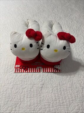 NWT Sanrio Hello Kitty Women’s White & Red Plush Slippers Faux Fur Size M-L 9-10